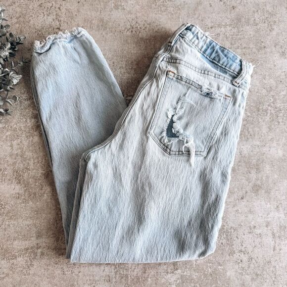 Abercrombie & Fitch Light Wash Distressed High Rise Mom Jean Size 25 - Picture 1 of 7